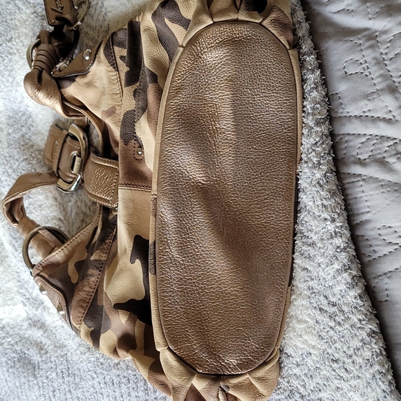 B Makowsky LEATHER camo print bag - Picture 5 of 6